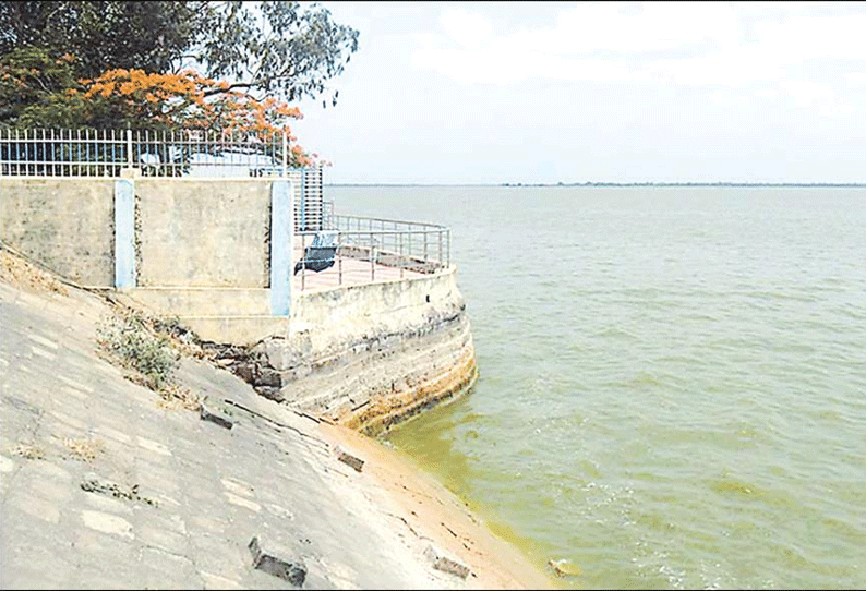 நீர்மட்டம் குறைந்து வருவதால் வீராணம் ஏரியில் இருந்து சென்னைக்கு குடிநீர் அனுப்புவதில் சிக்கல்