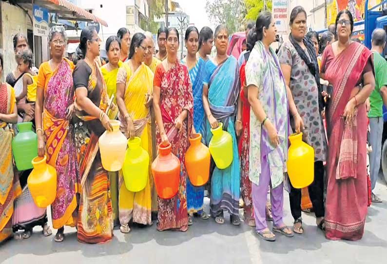 ராமாபுரத்தில் குடிநீர் கேட்டு காலிக்குடங்களுடன் பெண்கள் சாலை மறியல்