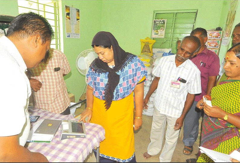 வெண்ணந்தூர் பகுதியில் ரேஷன் கடைகளில் கலெக்டர் ஆய்வு