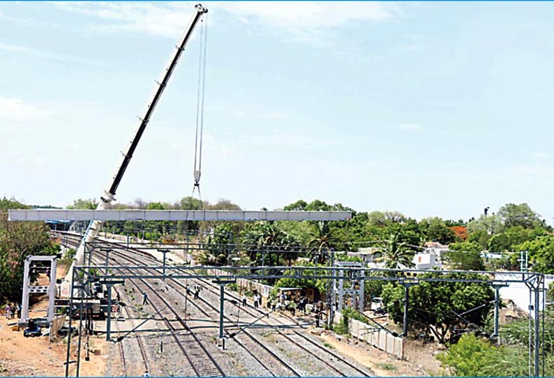 விக்கிரவாண்டியில், ரெயில்வே நடைபாதை மேம்பாலம் அமைக்கும் பணி தீவிரம்