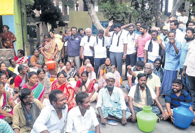 குடிநீர் வழங்க வலியுறுத்தி நீரேற்று நிலையத்தை முற்றுகையிட்டு பொதுமக்கள் போராட்டம்