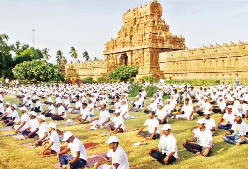 சர்வதேச யோகா தினத்தையொட்டி தஞ்சை பெரிய கோவிலில் யோகா நிகழ்ச்சி 500 மாணவ-மாணவிகள் பங்கேற்பு