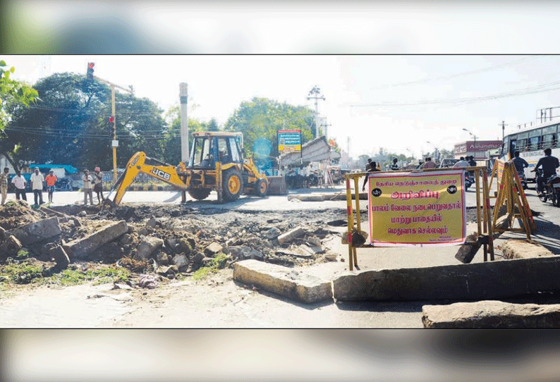 உடுமலை பஸ் நிலையம் அருகில் சிக்னல் இல்லாத ரவுண்டானா அமைக்கும் பணி தீவிரம்