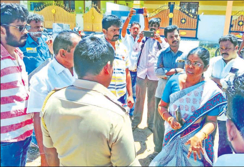 மாலையம்மன் கோவில் முன்பு கம்பி வேலி அமைக்க பொதுமக்கள் எதிர்ப்பு உடுமலையில்