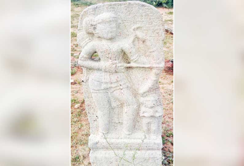 போரில் இறந்த வீரர்களின் நினைவாக அமைக்கப்பட்ட நடுகற்சிலை; சிவகங்கை அருகே கண்டெடுப்பு