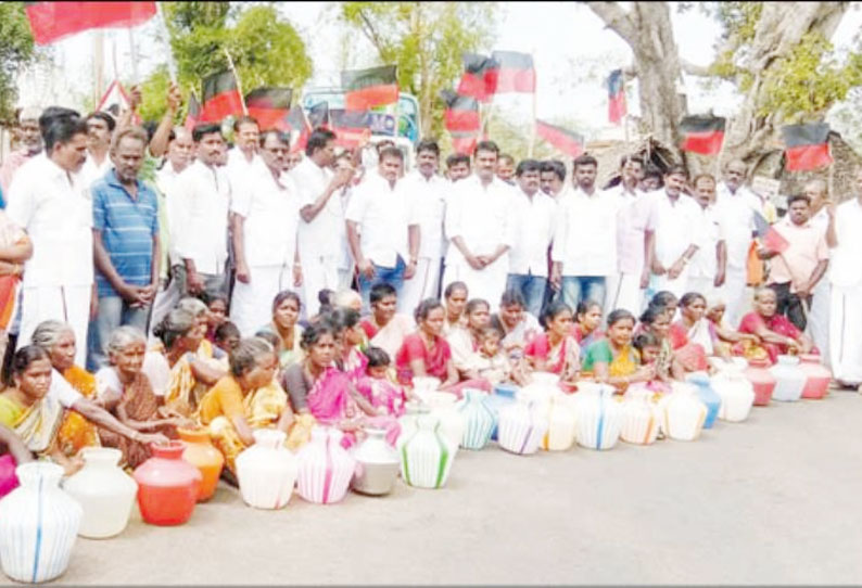 கடும் குடிநீர் தட்டுப்பாடு: தமிழக அரசை கண்டித்து தி.மு.க.வினர் ஆர்ப்பாட்டம்