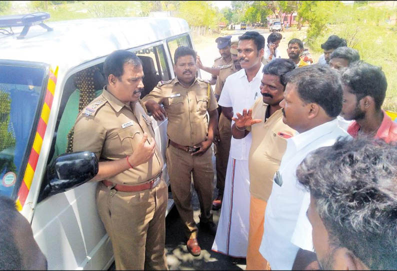 ஸ்ரீமுஷ்ணம் அருகே, கிராமமக்கள் சாலை மறியல் செய்ய முயற்சி - தரமற்ற முறையில் தார் சாலை அமைப்பதாக புகார்