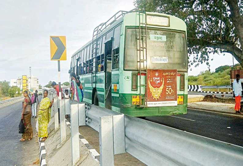 மானாமதுரையில் முக்கிய பஸ்நிறுத்தங்களை புறக்கணித்து செல்லும் பேருந்துகள்; பயணிகள் அவதி