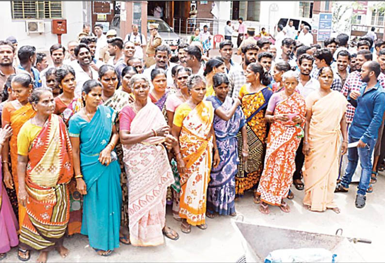 மணல் குவாரி அமைப்பதற்கு எதிர்ப்பு தெரிவித்து, கலெக்டர் அலுவலகத்தை பொதுமக்கள் முற்றுகை