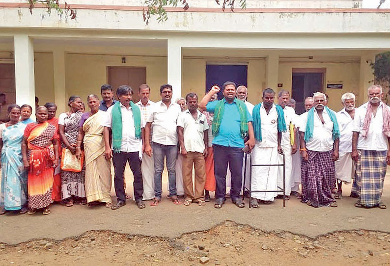 கோவில்பட்டி உதவி கலெக்டர் அலுவலகத்தை விவசாயிகள் முற்றுகை குளங்களை தூர்வார கோரிக்கை