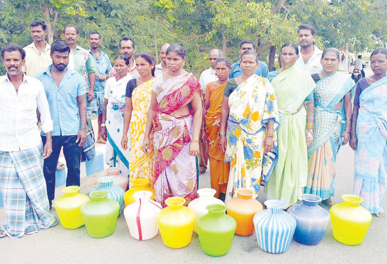 குடிநீர் கேட்டு கலெக்டர் அலுவலகத்திற்கு காலிக்குடங்களுடன் வந்த பெண்கள்