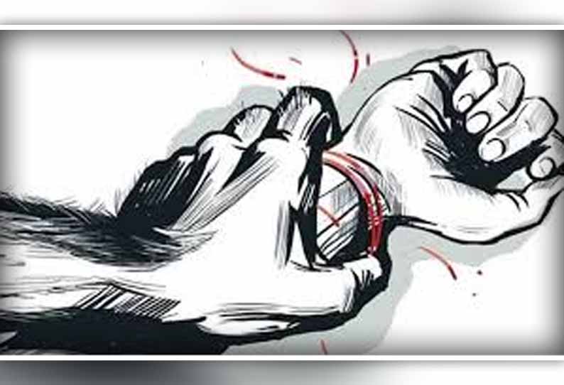 சேலம் அருகே, ஆசை வார்த்தை கூறி சிறுமி பலாத்காரம் - வாலிபர் உள்பட 3 பேர் மீது வழக்கு