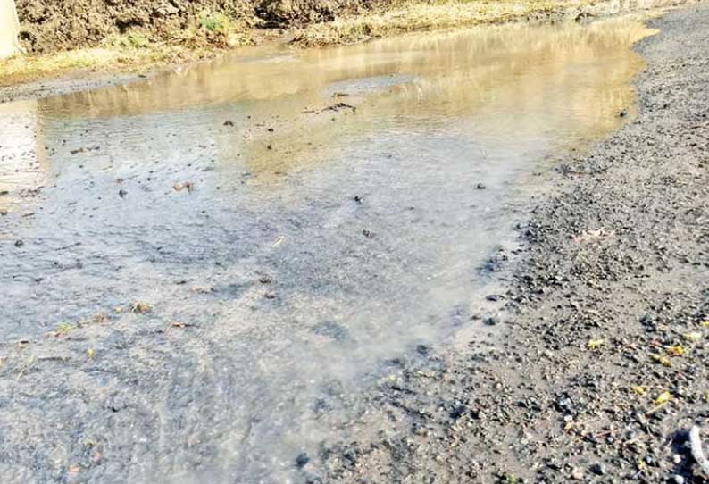 நயினார்கோவில் அருகே குழாய் உடைப்பால் சாலையில் வீணாக ஓடும் காவிரி குடிநீர்; அதிகாரிகள் கண்டுகொள்ளாததால் அதிருப்தி