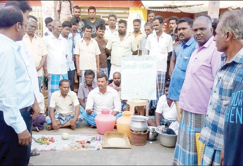 மொரப்பூர் அருகே, குடிநீர் கேட்டு அரிசி, அடுப்பு, காய்கறிகளுடன் ஆர்ப்பாட்டத்துக்கு திரண்ட மக்கள்