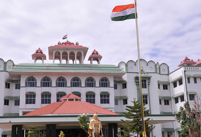 கருணை அடிப்படையில் வேலை அளிக்கும் திட்டத்தால்“படித்து முடித்த இளைஞர்களின் கனவு பறிபோய் விடக்கூடாது”ஐகோர்ட்டு நீதிபதி கருத்து கருணை அடிப்படையில் வேலை அளிக்கும் திட்டத்தால்“படித்து முடித்த இளைஞர்களின் கனவு பறிபோய் விடக்கூடாது”ஐகோர்ட்டு நீதிபதி கருத்து