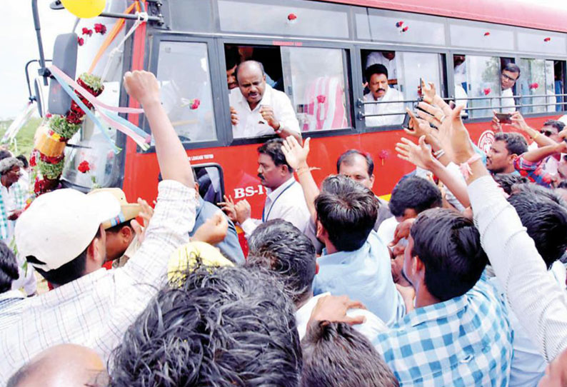 கிராம தரிசனத்துக்கு சென்றபோது முதல்-மந்திரியின் பஸ் முன்பு மறியல் போராட்டக்காரர்களுக்கு குமாரசாமி விடுத்த எச்சரிக்கையால் பரபரப்பு