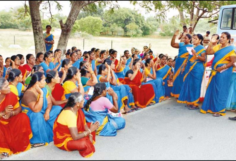 தேனி கலெக்டர் அலுவலகம் முன்பு-அங்கன்வாடி ஊழியர்கள் ஆர்ப்பாட்டம்