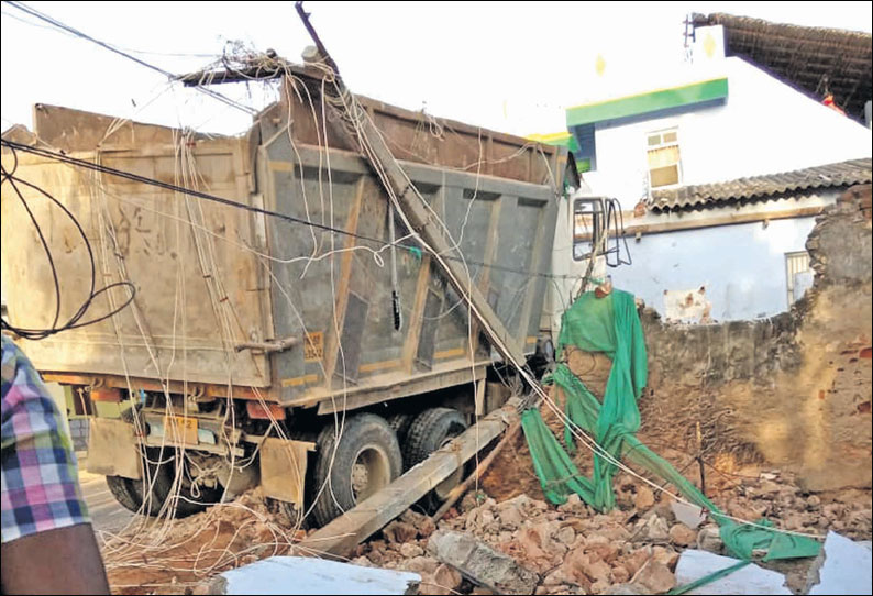 உவரியில் தாறுமாறாக ஓடிய லாரி மோதி வீட்டுச்சுவர்-  மின்கம்பம் சேதம்