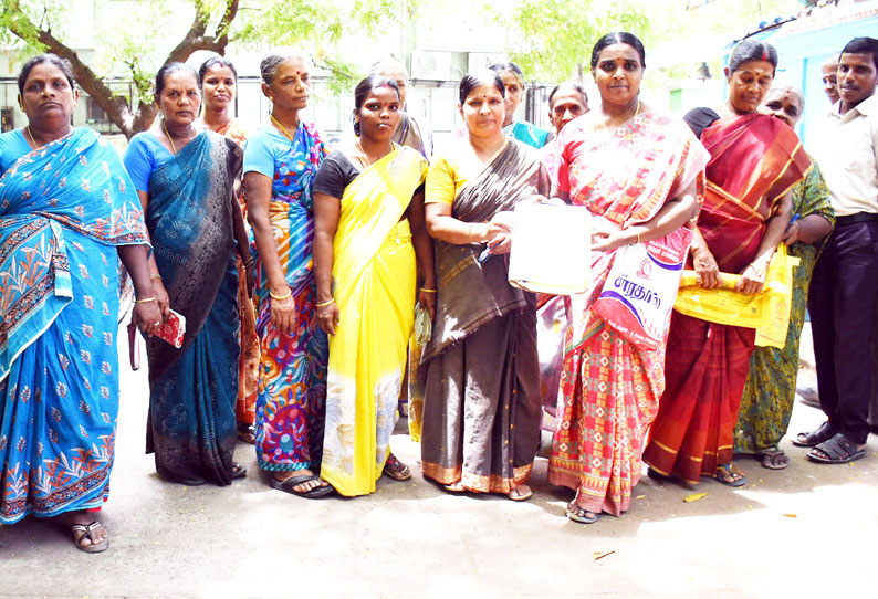 சாக்கடையை சுத்தம் செய்யக்கோரி உதவி ஆணையரிடம் பொதுமக்கள் மனு