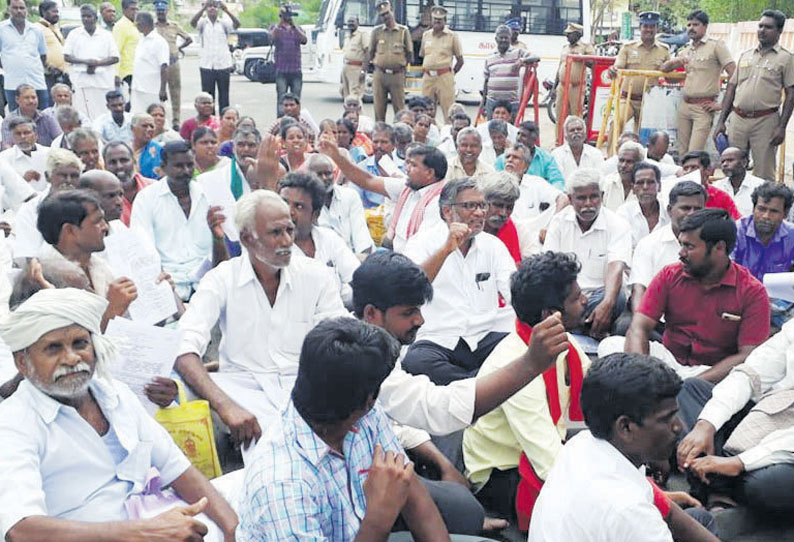 கலெக்டர் அலுவலகம் முன்பு 8 வழிச்சாலை எதிர்ப்பு இயக்க கூட்டமைப்பினர் தர்ணா போராட்டம் நிலத்தை திரும்ப ஒப்படைக்க கோரிக்கை