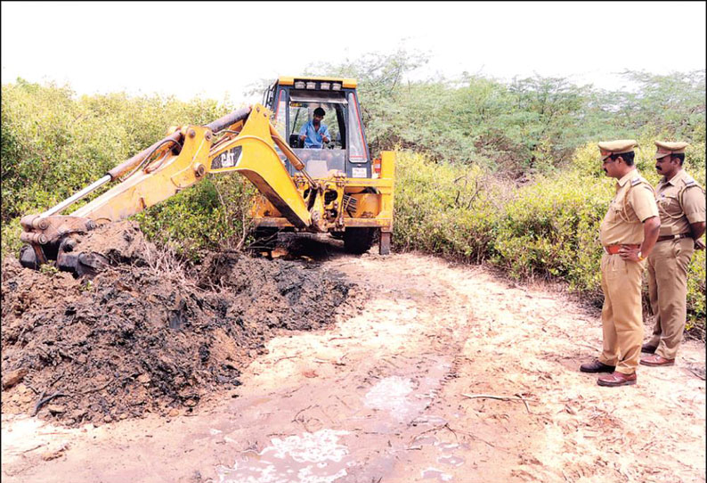 மணல் திருட்டை தடுக்க அரிக்கன்மேட்டில் பள்ளம் தோண்டி பாதையை தடை செய்த போலீஸ்