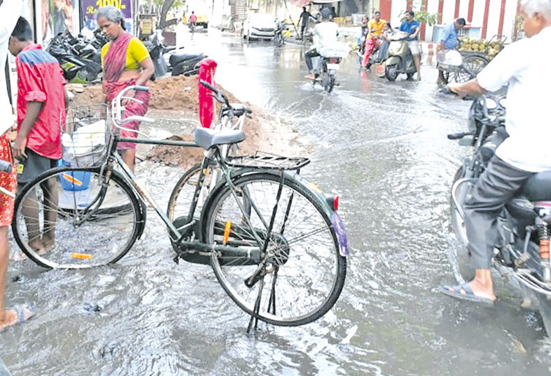 மயிலாப்பூரில் குடிநீர் குழாய் உடைப்பால் சாலையில் ஆறாக ஓடிய தண்ணீர்