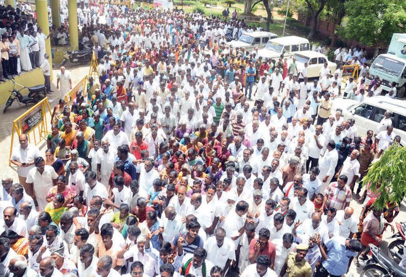 பெருந்துறை கூட்டுக்குடிநீர் திட்டத்தை நிறைவேற்றக்கோரி ஈரோடு கலெக்டர் அலுவலகத்தில் திரண்ட பொதுமக்கள்