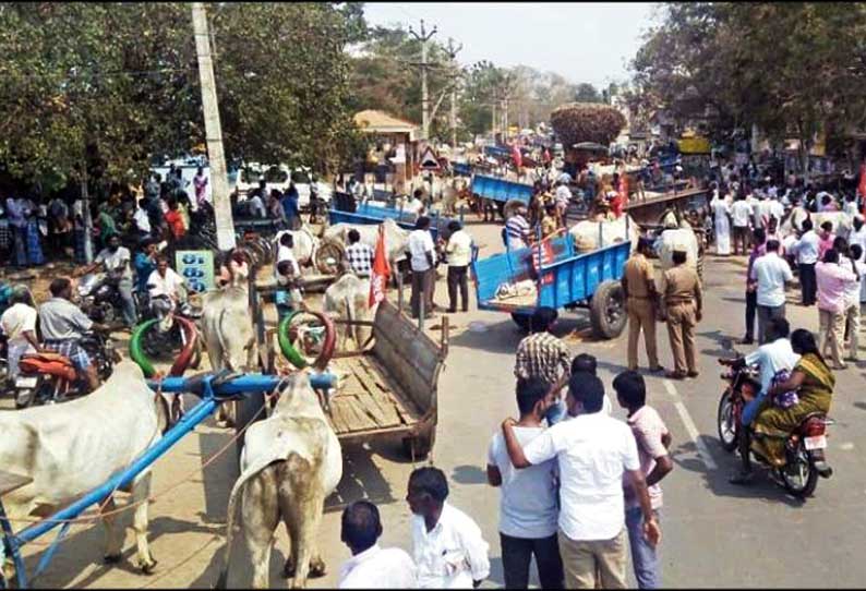 குவாரியில் மணல் அள்ள அனுமதி வழங்கக்கோரி மாட்டு வண்டிகளுடன் தொழிலாளர்கள் சாலை மறியல்