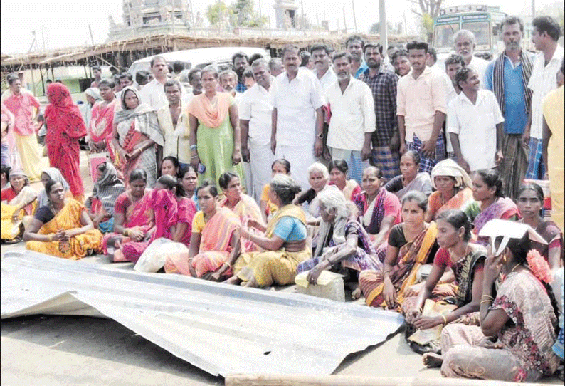 புயல் நிவாரணம் வழங்காததை கண்டித்து பொதுமக்கள் சாலை மறியல்