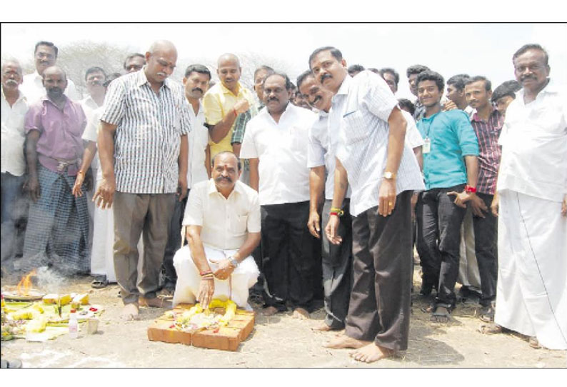 கோவில்பட்டி அருகே ரூ.2 கோடியில் புதிய சாலை அமைக்க பூமி பூஜை அமைச்சர் கடம்பூர் ராஜூ தொடங்கி வைத்தார்