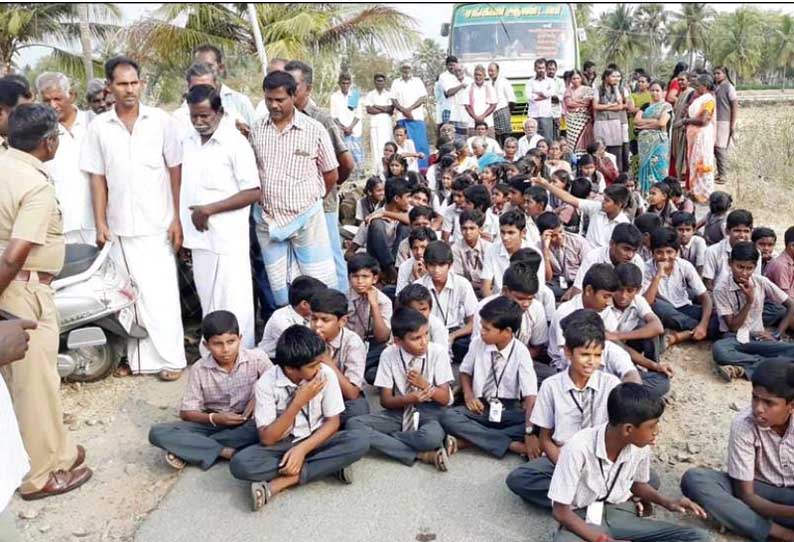 ரோட்டை சீரமைக்காததை கண்டித்து மாணவ-மாணவிகளுடன் பொதுமக்கள் சாலை மறியல்