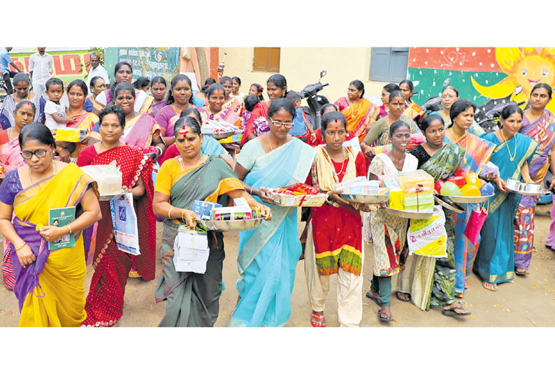 சென்னை மாநகராட்சி பள்ளியில் கல்வி சீர் வழங்கும் விழா பெற்றோர், நன்கொடையாளர்கள் கல்வி உபகரணங்களை வழங்கினர்