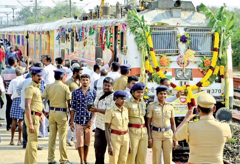 நவீன வசதிகளுடன் கூடிய தேஜஸ் சொகுசு ரெயில், சேவையை தொடங்கியது மதுரையில் இருந்து சென்னைக்கு பயணிகள் உற்சாக பயணம்