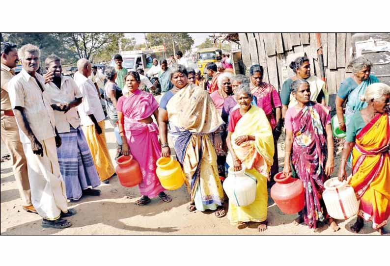 காலிக்குடங்களுடன் குடிநீர் கேட்டு பொதுமக்கள் சாலை மறியல் - 1½ மாதமாக தவிப்பதாக புகார்