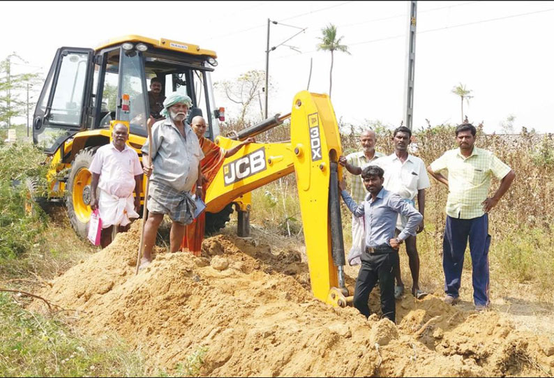 அகல ரெயில் பாதைக்காக கையகப்படுத்தப்பட்ட நிலத்திற்கு இழப்பீடு கேட்டு பொக்லைன் எந்திரம் சிறைபிடிப்பு