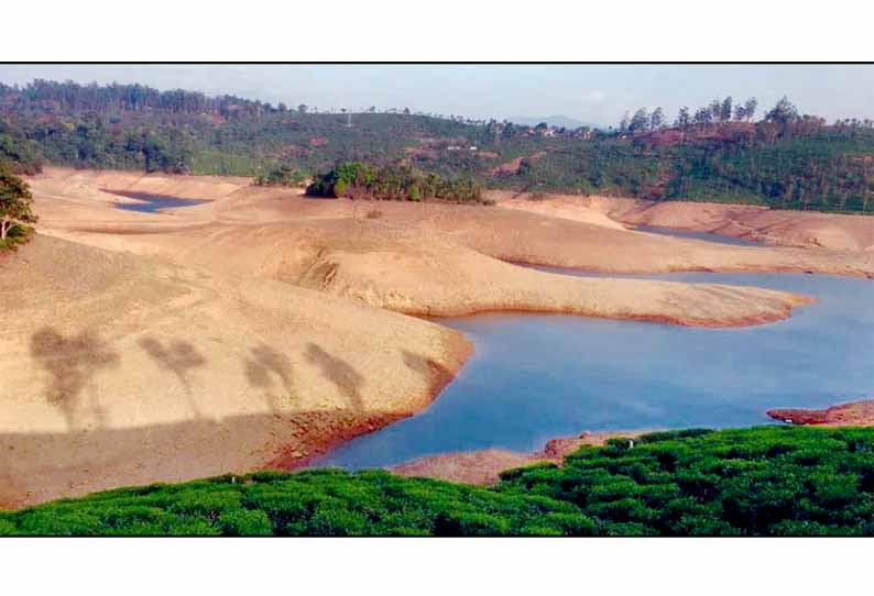 சோலையார் அணையில் நீர்மட்டம் குறைந்தது தண்ணீர் கரைபுரண்ட இடம் மணல் திட்டாக மாறியது