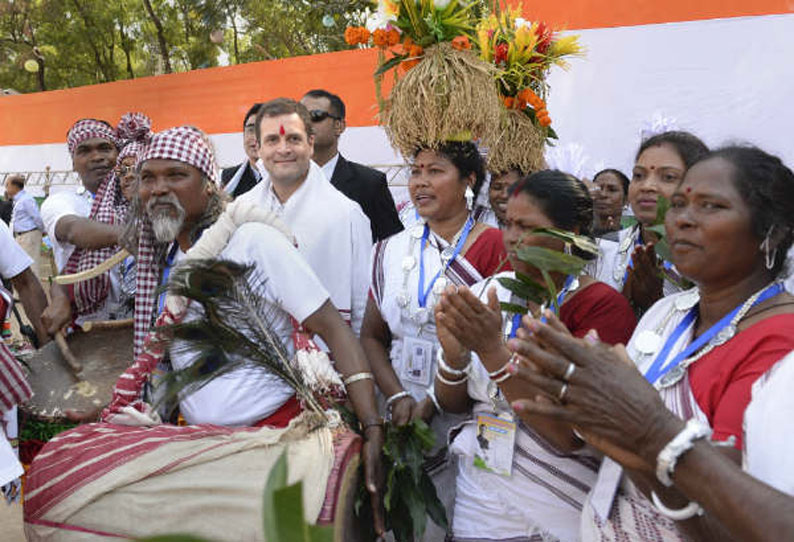 ராஞ்சியில் பழங்குடி மக்களுடன் உற்சாகமாக நடனமாடிய ராகுல்காந்தி!!