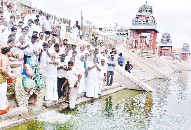 மகாமக குளத்தில் தண்ணீர் தேக்க ரூ.19¾ லட்சத்தில் ஆழ்துளை கிணறுகள் அமைச்சர் தொடங்கி வைத்தார்