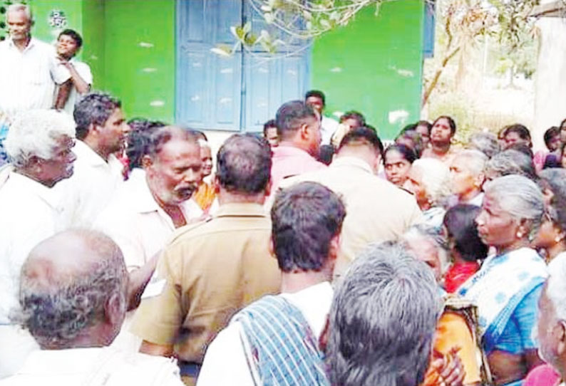 நிவாரண பொருட்கள் வாங்கியவர்களுக்கே மீண்டும் டோக்கன் ஊராட்சி அலுவலகத்தை பொதுமக்கள் முற்றுகை