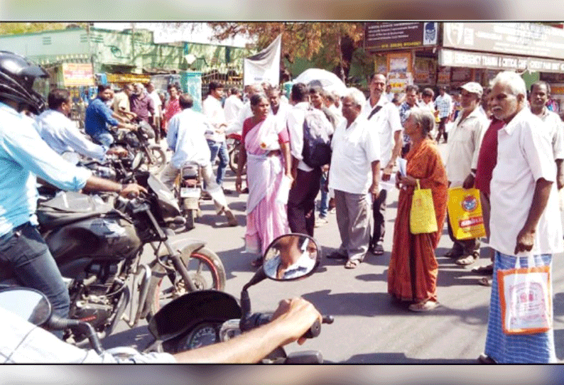 ரூ.2 ஆயிரம் பெறுவதற்கு விண்ணப்பங்கள் பெற மறுப்பு; பொதுமக்கள் சாலைமறியல் மாநகராட்சி அலுவலகம் முன் பரபரப்பு