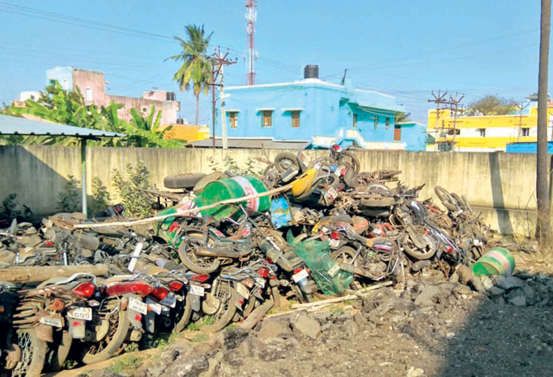 வாலாஜாபாத் போலீஸ் நிலையத்தில் வழக்குகளில் சிக்கிய மோட்டார் சைக்கிள்களை குவித்து வைத்திருக்கும் அவலம்