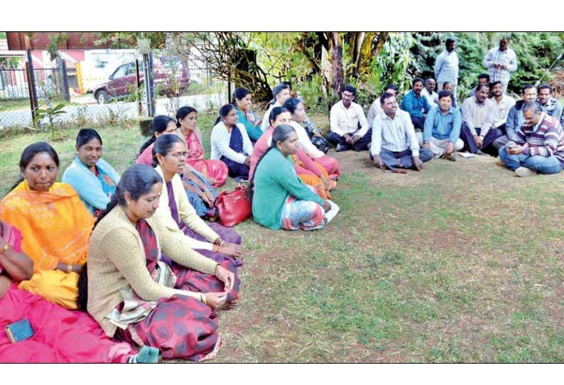 இடமாற்றத்துக்கு எதிர்ப்பு தெரிவித்து கலெக்டர் அலுவலகத்தில் தாசில்தார்கள் உள்ளிருப்பு போராட்டம்