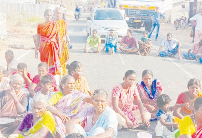 மஞ்சாநாயக்கன்பட்டி கடைவீதியில் குடிநீர்கேட்டு காலிக்குடங்களுடன் பொதுமக்கள் மறியல்