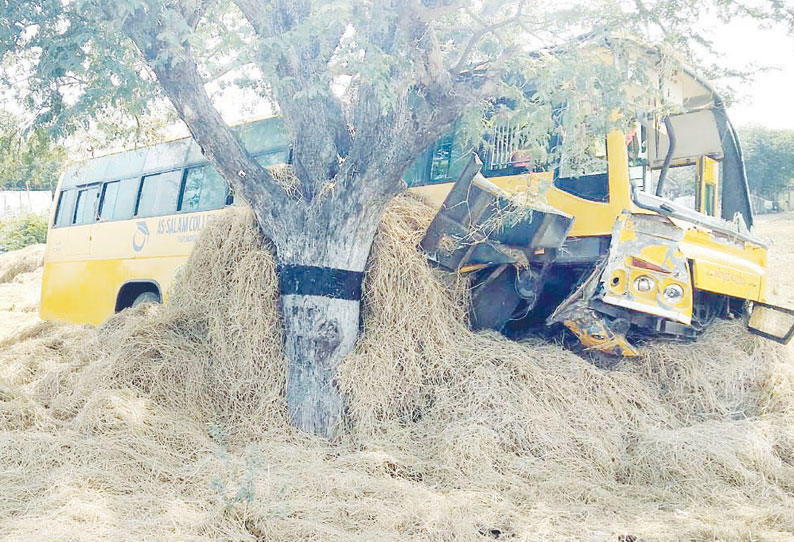 சீர்காழி அருகே பரிதாபம்: மோட்டார் சைக்கிள் மீது பஸ் மோதல்; பாலிடெக்னிக் மாணவர் பலி