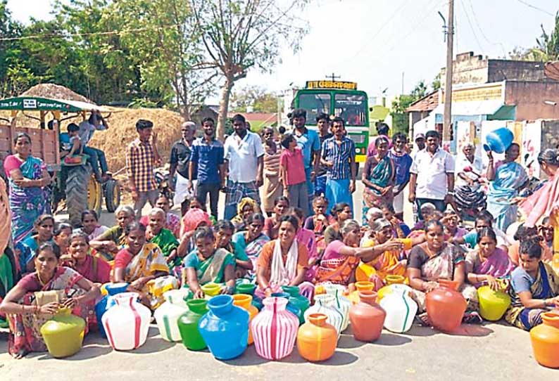 குடிநீர் வழங்க கோரி காலி குடங்களுடன் கிராம மக்கள் சாலை மறியல் - திருக்கோவிலூர் அருகே பரபரப்பு