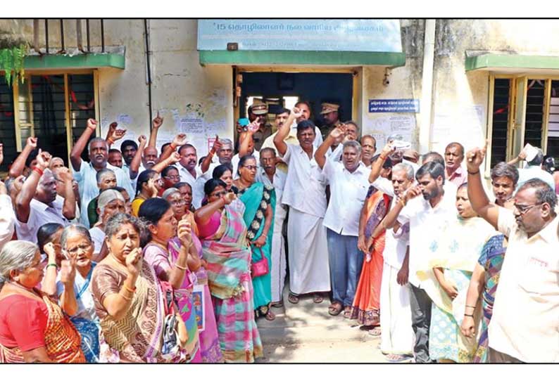 கோவையில், நல வாரிய அலுவலகத்தை அமைப்பு சாரா தொழிலாளர்கள் முற்றுகை