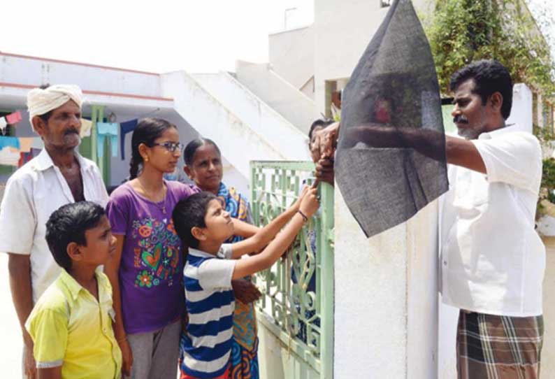 ஈரோடு மாவட்டத்தில் வீடுகளில் கருப்பு கொடி ஏற்றி விவசாயிகள் போராட்டம் விவசாய நிலங்களில் உயர் மின் கோபுரம் அமைக்க எதிர்ப்பு