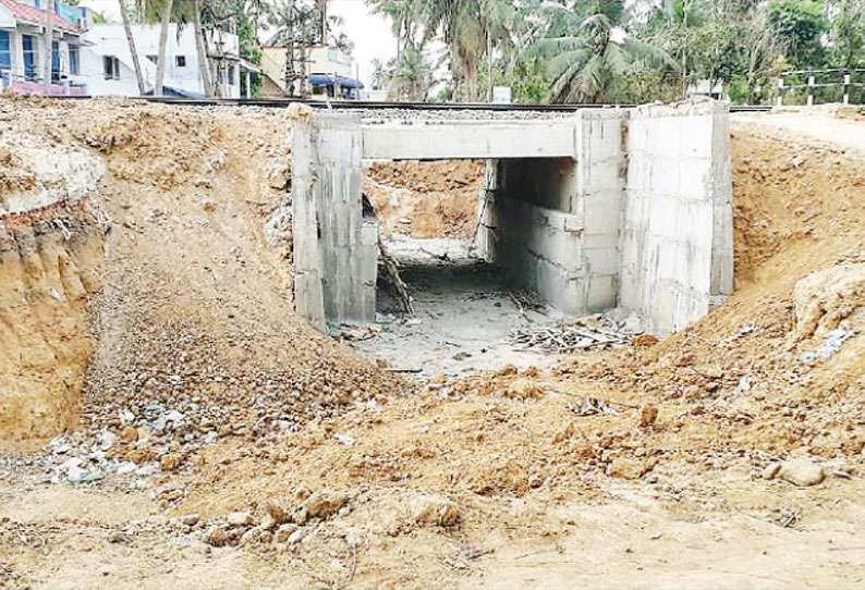 பேராவூரணி நீலகண்டபுரத்தில் கீழ்ப்பாலம் அமைக்கும் பணி விரைந்து முடிக்கப்படுமா? பொதுமக்கள் எதிர்பார்ப்பு