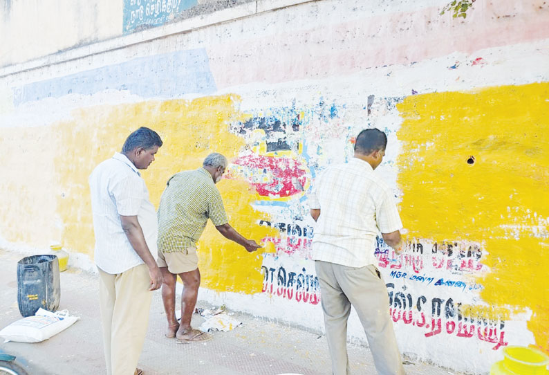 கரூரில் தேர்தல் நடத்தை விதி அமல்: அரசியல் கட்சி விளம்பரங்கள் அழிப்பு