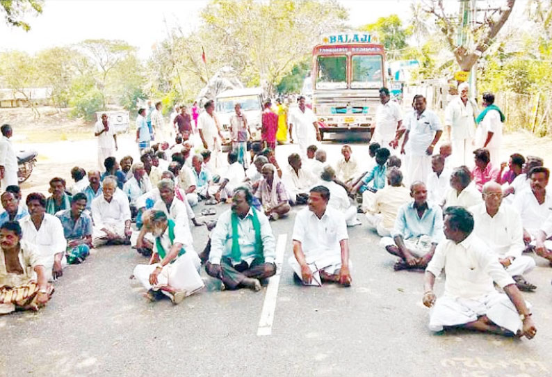 சீர்காழி அருகே பயிர்க்காப்பீட்டு தொகை வழங்கக்கோரி விவசாயிகள் சாலை மறியல்